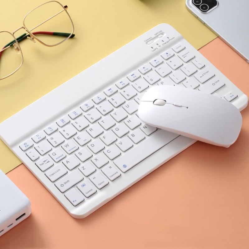 Ultra-Slim Bluetooth Keyboard  - đánh giá và giá Desk Setup Ipad